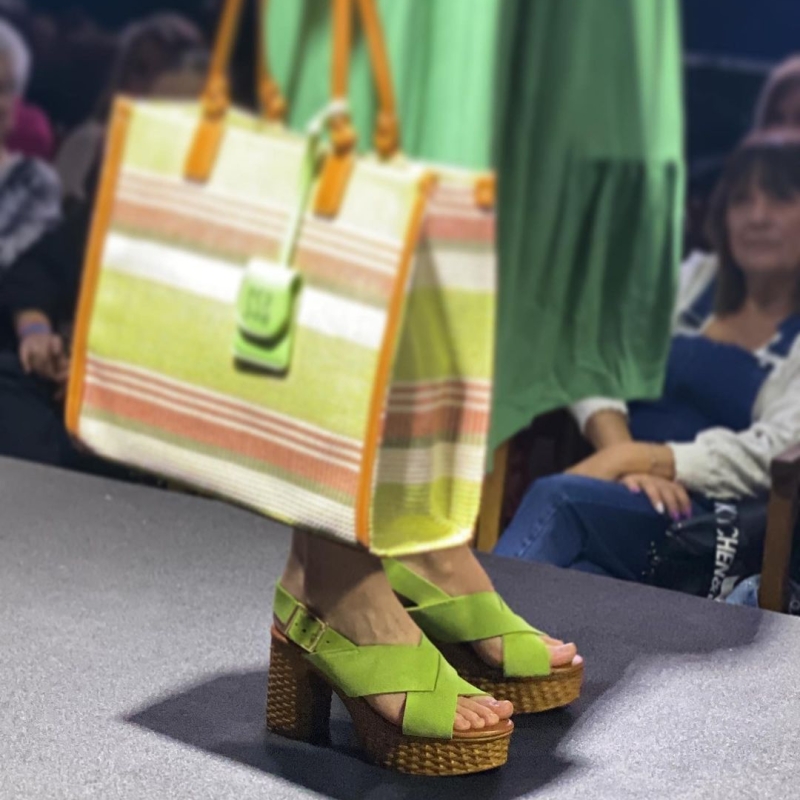 Las sandalias de las que todos hablan, sí, en color verde Sandalias con tacón y plataforma Planta de piel suuuper acolchada Tapan cualquier cosilla que nos moleste de nuestros pies Perfectas para cualquier ocasión, estas sandalias añaden un toque de sofisticación a cualquier outfit. ¡Combínalas con vestidos, faldas o pantalones y siéntete poderosa y a la moda! #Moda #Estilo #SandaliasVerdes #TacónConPlataforma #OutfitDelDía