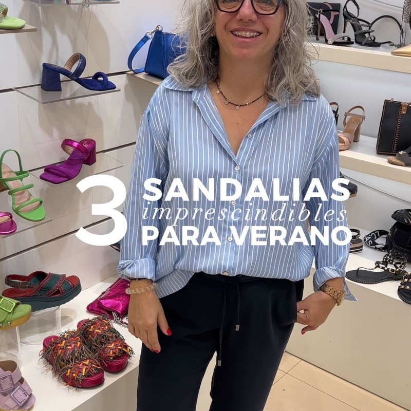 Tres Sandalias Imprescindibles para este Verano Te enseñamos sandalias para cualquier ocasión que vas a necesitar este verano, antes de nada, guarda este vídeo para cuando lo necesites 1 Sandalias de tacón con plataforma suuuuper cómodas y en todos los colores de moda Ideales para eventos y en tus looks diarios. 2 Sandalia de cuña con pedrería. Esta temporada las sandalias en tendencia te harán brillar aún más 3Sandalias griegas | Sandalias planas con el detalle de la moneda dorada en la pala. ¡Clase y comodidad para no quitártelas en todo el verano! #sandalias #sandaliasplanas #tendencia #sandaliasplataforma