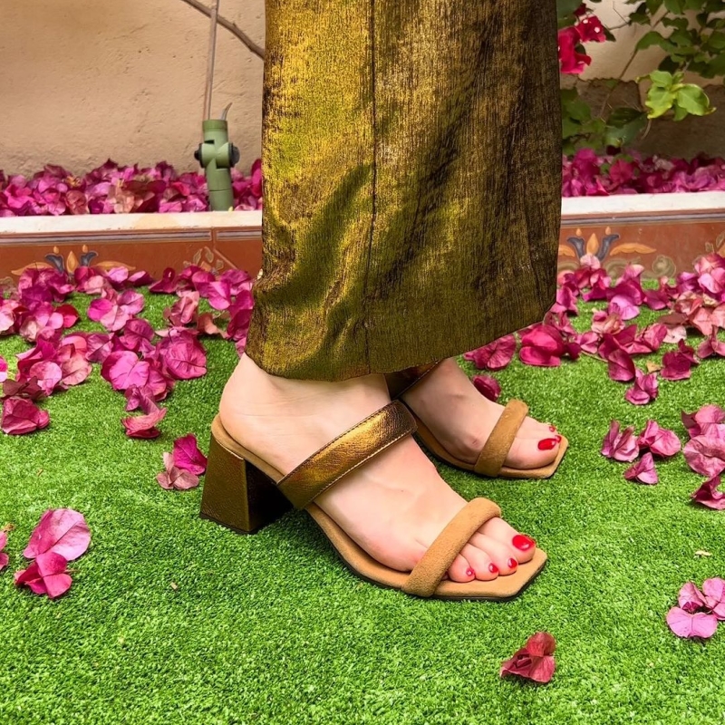 ¡Descubre las sandalias más versátiles que necesitas en tu vida! ¿Quieres comodidad en tu día a día? Nuestras sandalias son perfectas para pasear por la ciudad o relajarte en un café. ¿Necesitas un look profesional en el trabajo? Nuestras sandalias te brindarán estilo y confianza en cada paso. ¿Buscas destacar en eventos especiales? Nuestras sandalias son el complemento perfecto para lucir radiante y estar lista para cualquier ocasión. Y lo mejor de todo, ¡tenemos una amplia gama de colores para que elijas el que más te guste y se adapte a tu estilo! No pierdas más tiempo, visita nuestra página web y descubre la versatilidad de nuestras sandalias. ¡No te arrepentirás! Munné1941, tus sandalias versátiles para cualquier ocasión. ¡Compra ahora y marca tu estilo!