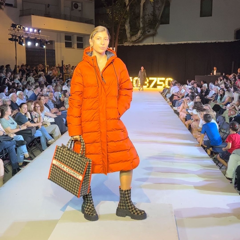 Dos de la temporada: 1- Es increíble lo que os ha gustado este conjunto de Lola Casademunt con nuestra chaqueta naranja 2- Por más reposiciones que hacemos siempre agotais esta bota campera súper increíble Alucina cómo le queda este abrigo blanco! #botascowboy #lolacasademunt #totallook #orange #abrigoblanco #desfile #desfiledemoda #desfilada08750