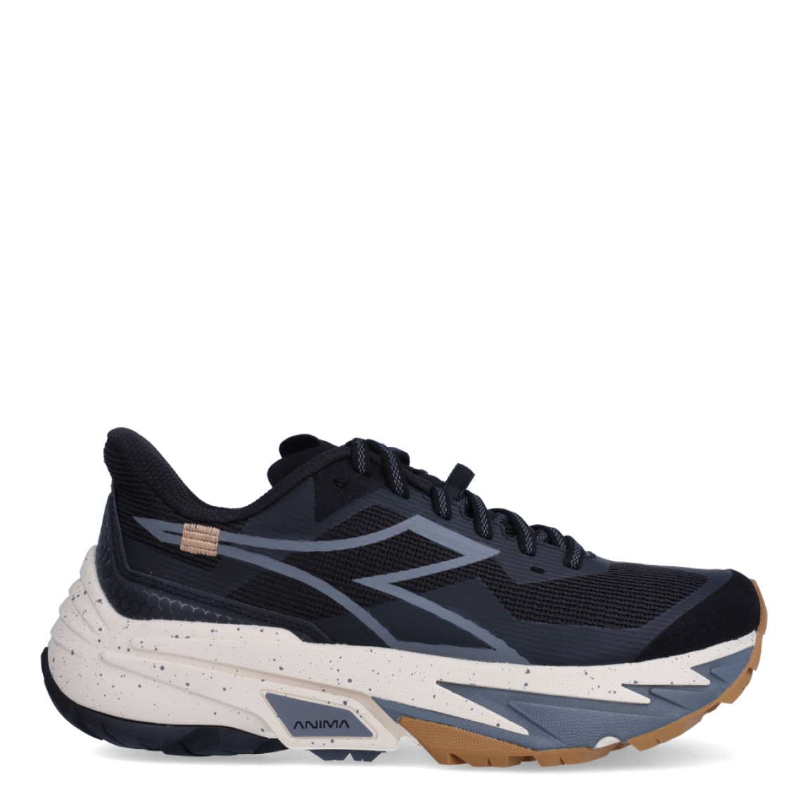 Deportivas de la marca Diadora, modelo SESTRIE. Exterior en naylon color negro con detalles en gris y blanco. Interior en textil color negro, con plantilla acolchada y extraíble para máxima comodidad. Cierre con cordones de color negro. Suela de goma con cuña de 3cm de altura. Estas deportivas SESTRIE son unas clásicas ideales para llevar en tu día a día.