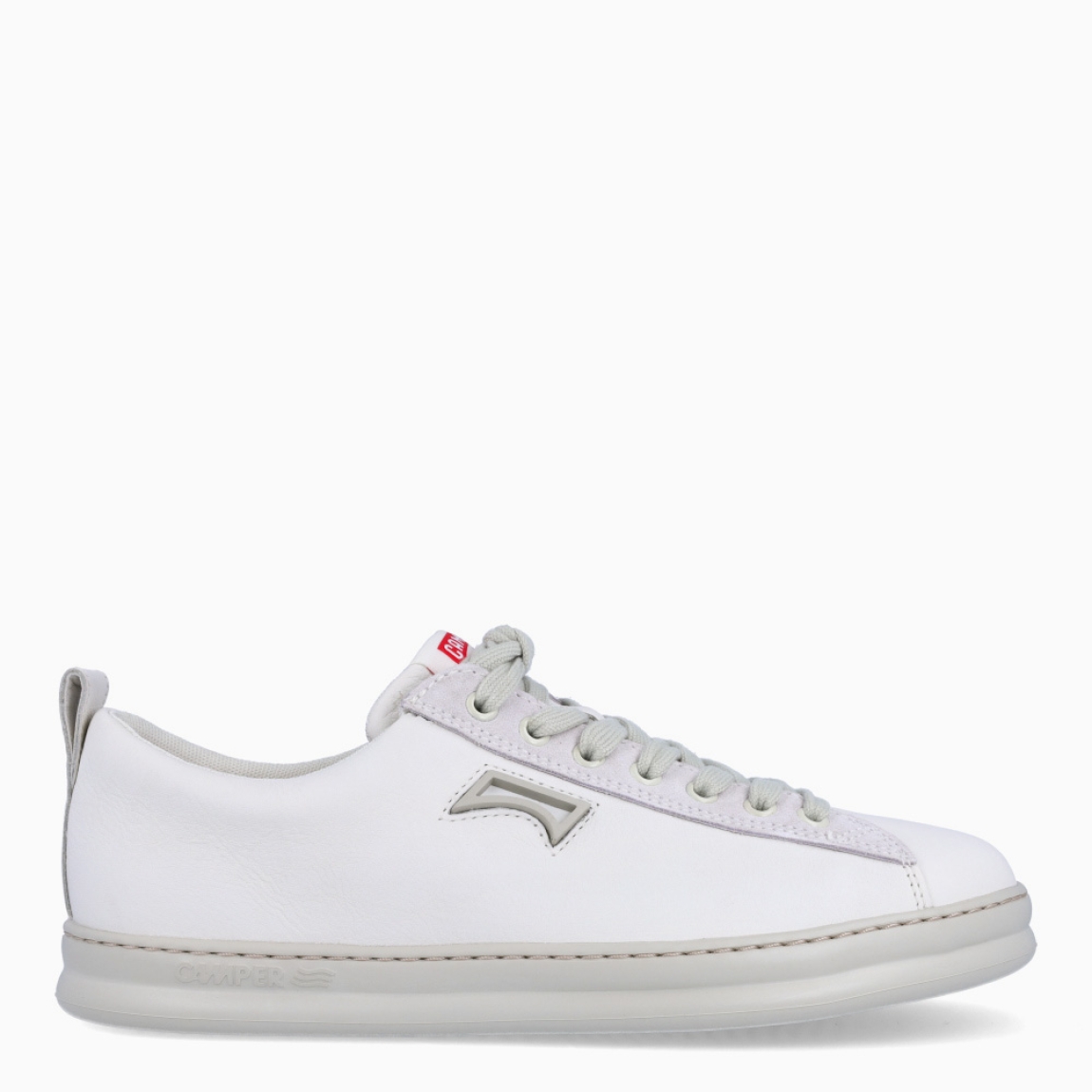 Deportivas de la marca Camper, modelo K85. Exterior en piel color blanco liso con detalle del logo. Deportivas clásicas con cierre de cordones en pala color blanco. Suela de goma dentada. Estas deportivas Camper K85 son unas clásicas, ideales para tu día a día!