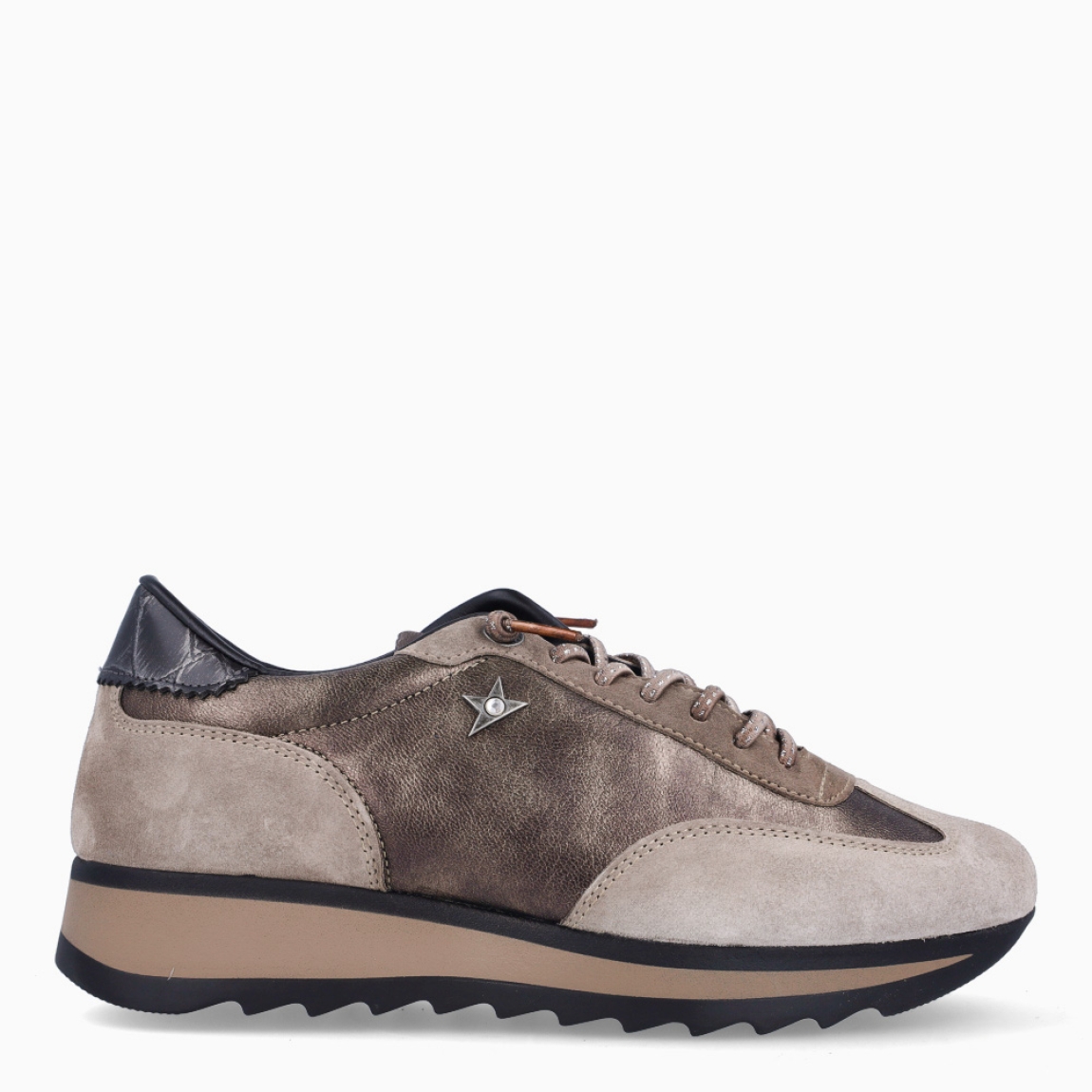 Deportivas de la marca Cetti, modelo C-1381. Exterior de las deportivas en ante taupe con detalle en piel con efecto metalizado. Interior de las deportivas en piel color marrón oscuro. Cierre de las deportivas Cetti con cordones elásticos. Deportivas con plataforma de 2cm de altura. Estas deportivas Cetti C-1381 son unas clásicas, con estilo y comodidad que no pueden faltar en tu armario.