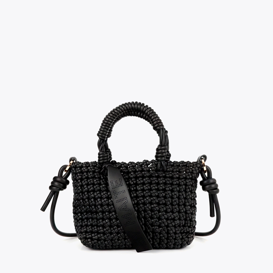 Bandolera de la marca Lola Casademunt, modelo TRENZA. Elaborada en nudos trenzados en material efecto piel color negro. Diseño compacto con asa ajustable y cierre de cremallera. Interior forrado con compartimentos prácticos. Ideal para un estilo urbano y sofisticado. Bandolera Lola Casademunt ideal para llevarla a todos lados esta temporada!ALTO 13cm ANCHO 22cm PROFUNDIDAD 24cm