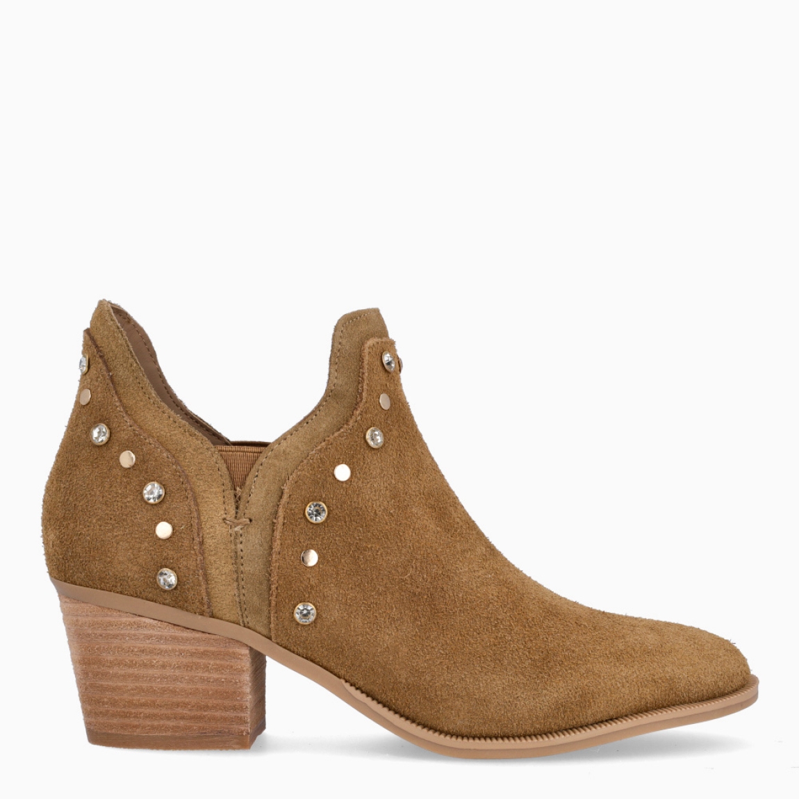 Botines de la marca Carmela, modelo DANIELA. Elaborados en ante color camel con aplicaciones de tachuelas y punta lápiz. Interior en piel color camel. Botines Carmela con cierre de elástico. Botines con tacón de 5cm de altura. Estos botines Carmela DANIELA son un complemento ideal en comodidad y estilo! Ideales para llevarlos en tu día a día esta temporada!