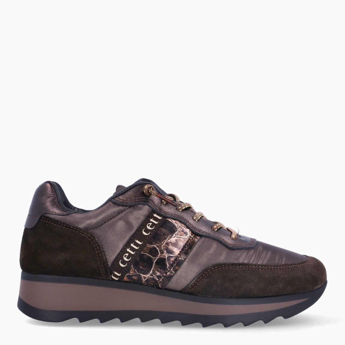 Deportivas de la marca Cetti, modelo C-849. Exterior de las deportivas en ante color marrón oscuro con detalle en naylon y estampado. Interior de las deportivas en piel color marrón oscuro. Cierre de las deportivas Cetti con cordones elásticos. Deportivas con cuña de 3cm de altura. Estas deportivas Cetti C-849 son unas clásicas, con estilo y comodidad que no pueden faltar en tu armario.