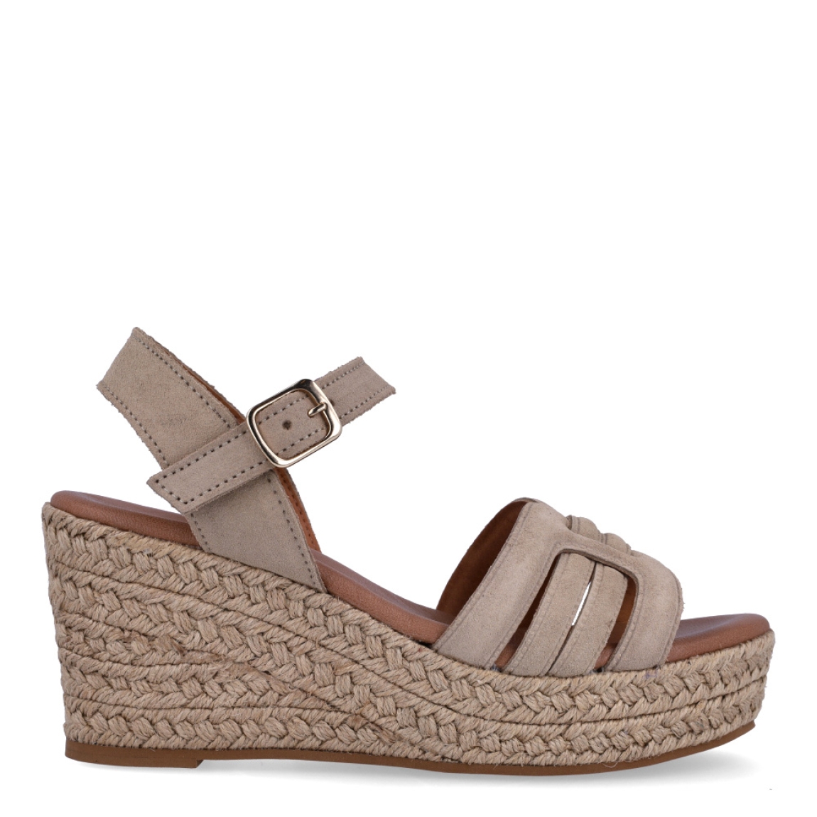 Sandalias de la marca Itse, modelo KARI. Exterior de las sandalias en ante color camel. Interior de las sandalias en piel color camel. Cierre de las sandalias Itse con hebilla y cuña de 7cm de altura. Estas sandalias Itse KARI son el complemento ideal para crear diferentes looks esta temporada, y sobre todo, gozar de una comodidad espectacular en tu día a día.