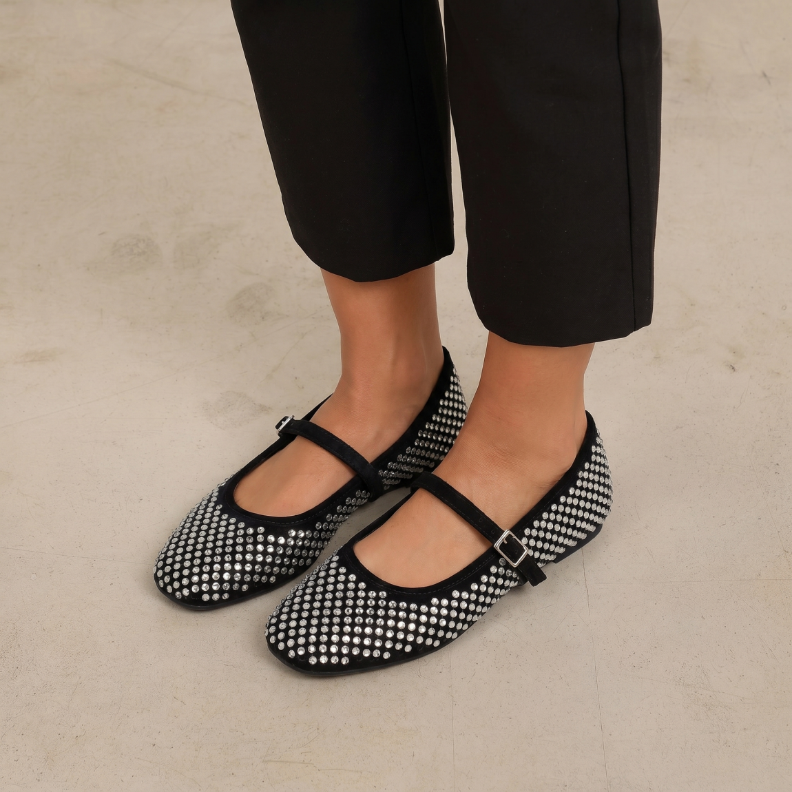Merceditas de la marca Itse, modelo STONE. Merceditas elaboradas en ante color negro con tachuelas brillantes por todo el calzado. Interior de merceditas en piel color negro. Merceditas con cierre de hebilla en pala. Merceditas Itse con suela de goma plana. Estas sandalias Itse STONE son ideales para ti!