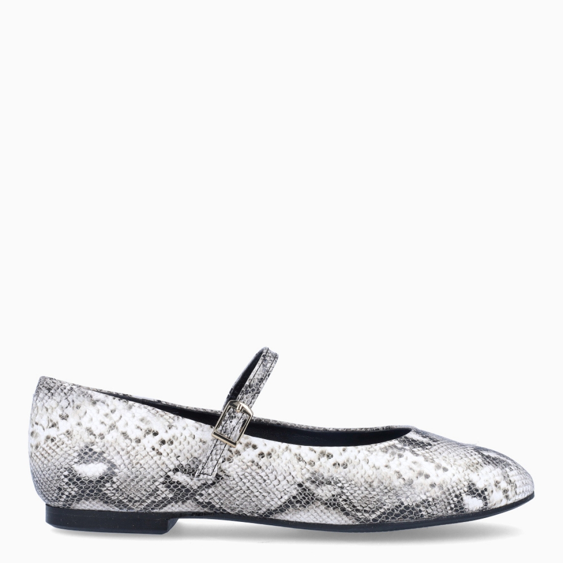 Merceditas de la marca Itse, modelo AGATA. Exterior en animal print serpiente y punta redonda. Interior en piel color negro. Cierre de las merceditas Itse con hebilla en la pala y suela plana de goma. Estas merceditas Itse AGATA son unas clásicas, ideales para lucirlas con perfecta comodidad!