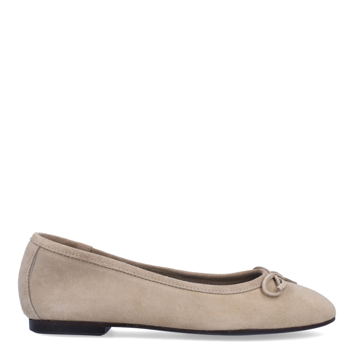 Bailarinas de la marca Itse, modelo ZAHIRA. Exterior en ante color camel con detalle de lazo en la pala. Interior en piel color negro con suela plana de goma. Estas bailarinas Itse ZAHIRA son unas clásicas, ideales para lucir tus outfits con estilo y comodidad.