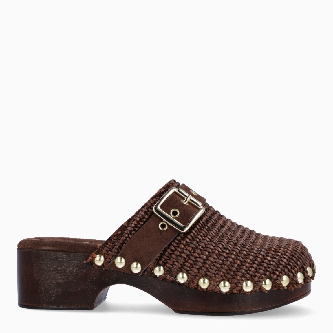 Zuecos de la marca Itse, modelo IVETTE. Zuecos elaborados en rafia trenzada color marrón oscuro con detalle de tachuelas y hebilla en pala. Interior en ante. Suela con tacón de 4cm de altura. Estos zuecos Itse IVETTE son un complemento ideal para llevar en el día a día!