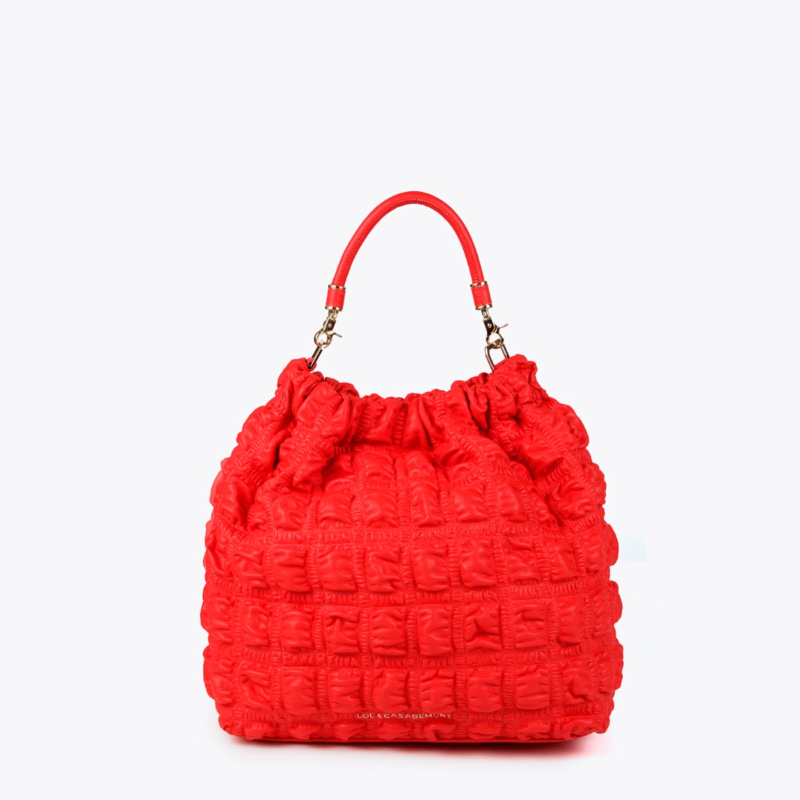 Bolso shopper de la marca Lola Casademunt, modelo SALOMÉ. Elaborado en piel color rojo con efecto acolchado detalles de nudos en asas. Contiene pequeño compartimento interior y asa bandolera. Cierre con cordón ajustable. Medidas: alto 26cm y ancho 34cm. Este bolso Lola Casademunt SALOMÉ es ideal para llevar tus imprescindibles a todos lados con estilo y comodidad.