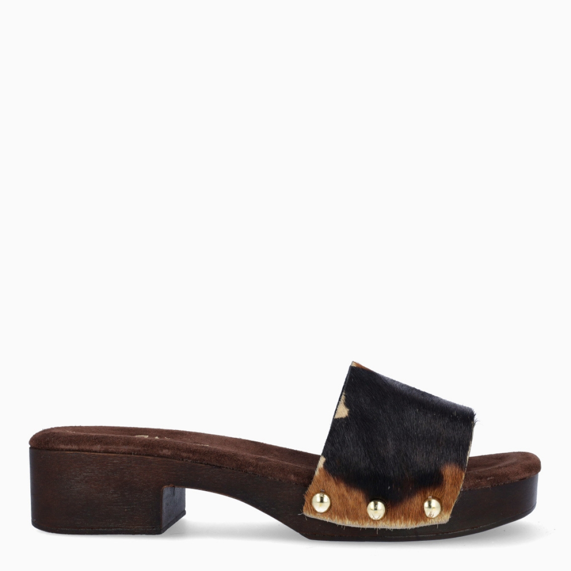 Sandalias de la marca Itse, modelo YSSEL. Elaboradas en piel potro con estampado animal en pala. Interior en ante color marrón oscuro. Suela con tacón de 4cm de altura. Estas sandalias Itse YSSEL son un complemento ideal en comodidad y estilo!