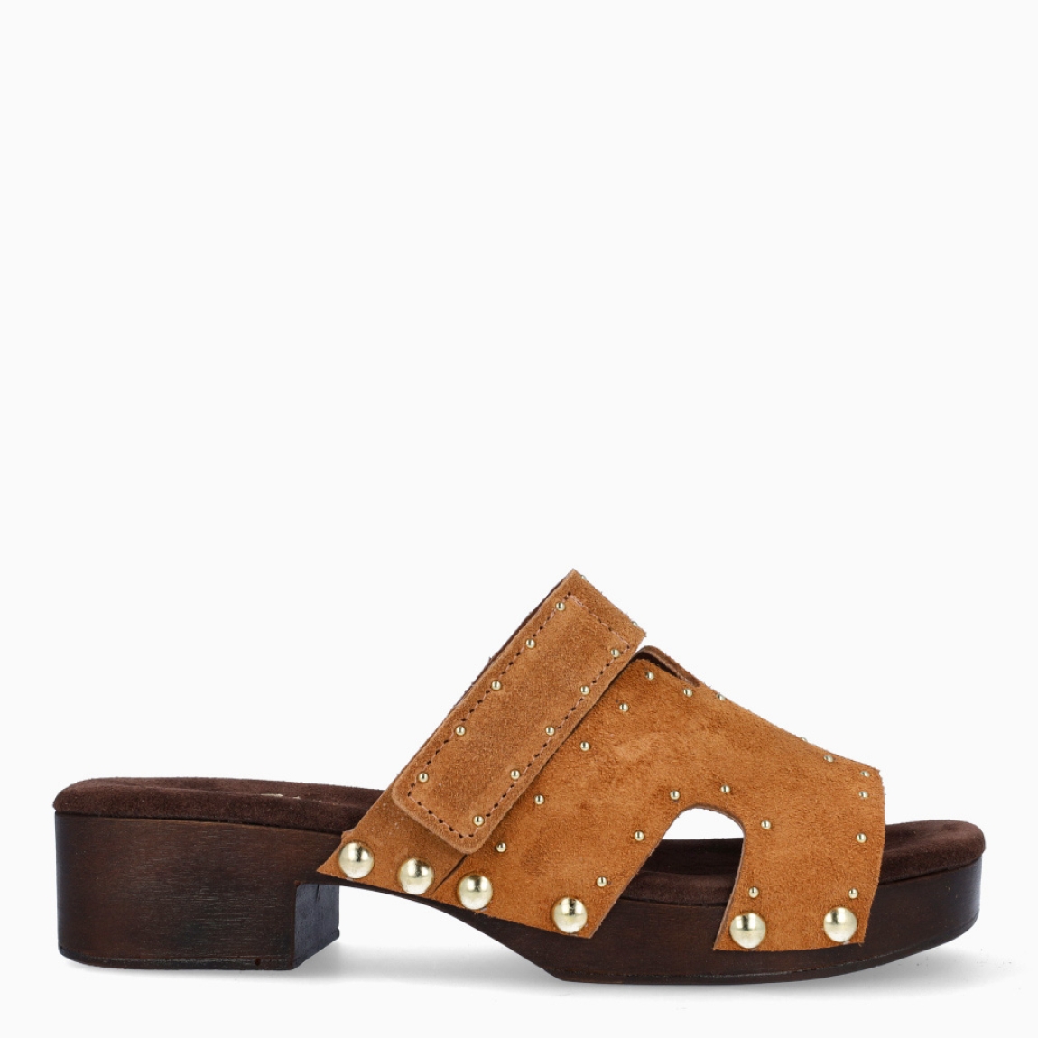 Sandalias de la marca Itse, modelo LAVINIA. Elaboradas en ante color cuero con aplicaciones de tachuelas en pala. Interior en ante color marrón con cierre de velcro en pala. Sandalias Itse con tacón de 5cm de altura. Estas sandalias Itse LAVINIA son ideales para ti!