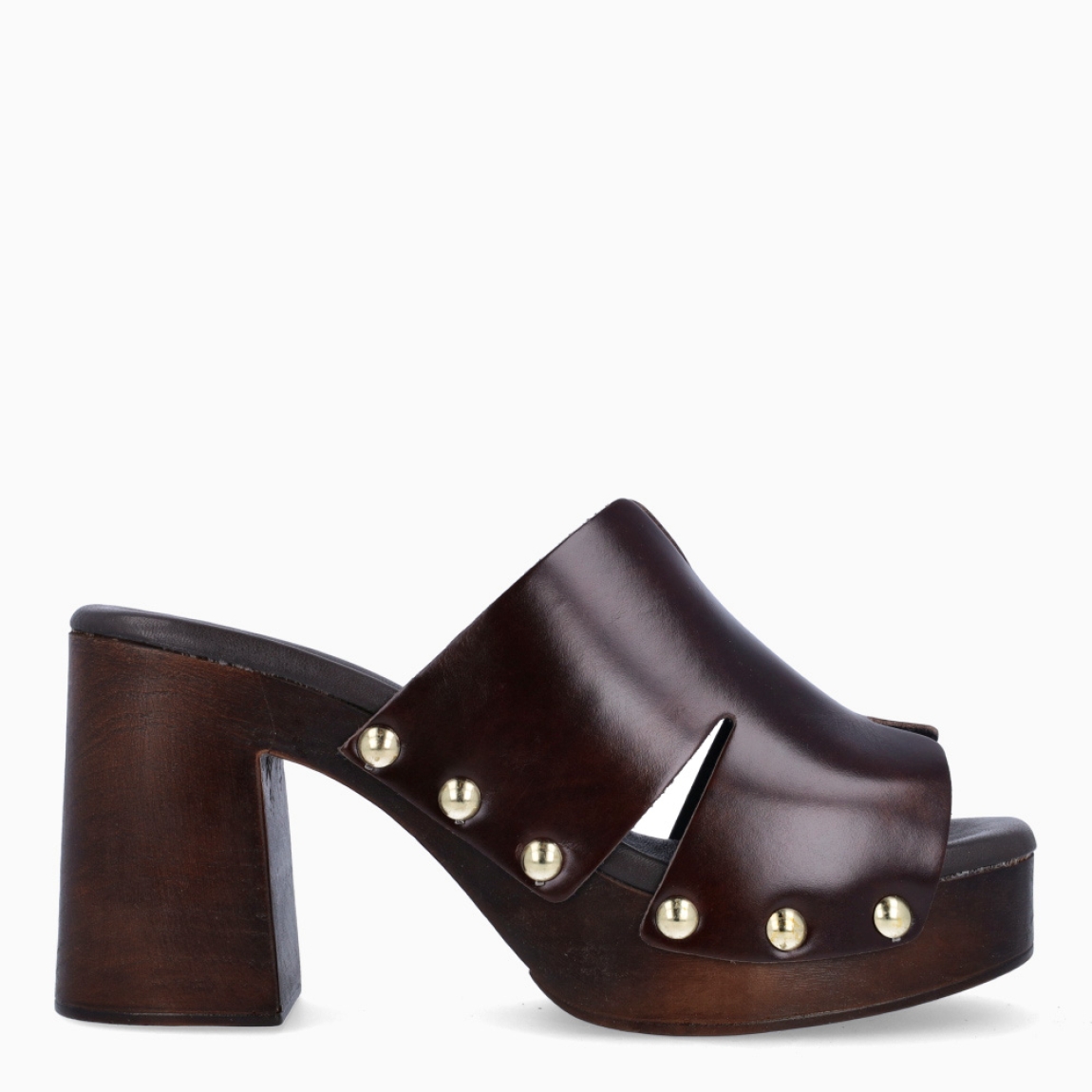 Sandalias de la marca Itse, modelo ALVERY. Elaboradas en piel color marrón con detalle de tachuelas. Interior en piel color marrón oscuro. Suela con tacón de 9cm de altura. Estas sandalias Itse ALVERY son un complemento ideal para ti!