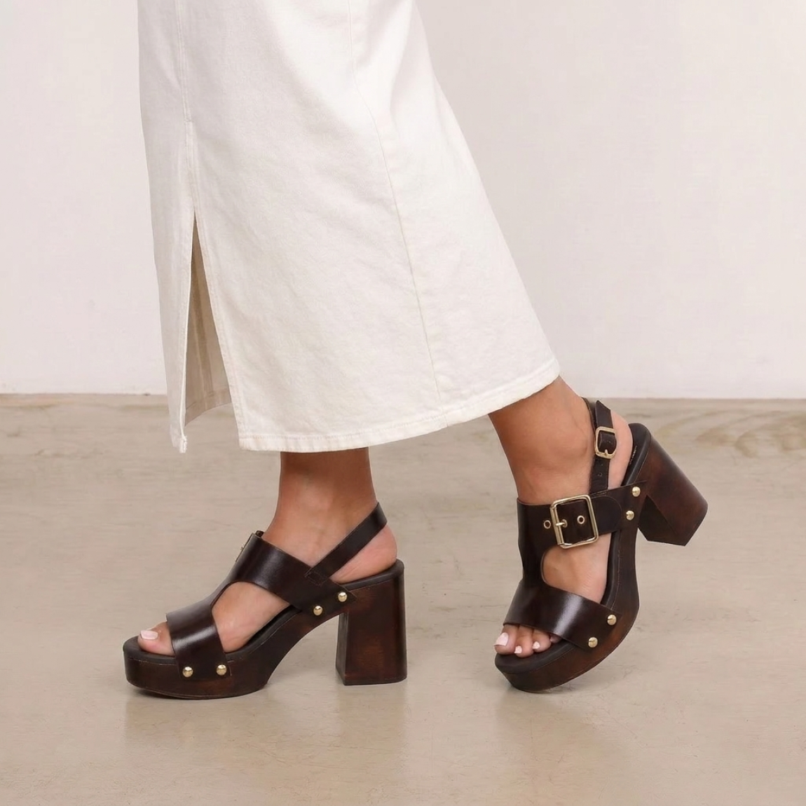 Sandalias de la marca Itse, modelo CETARA. Elaboradas en piel color marrón con hebilla grande en pala. Interior en piel marrón. Cierre de sandalias Itse con hebilla en tobillo y suela con tacón de 9cm de altura. Estas sandalias Itse CETARA son ideales para ti!