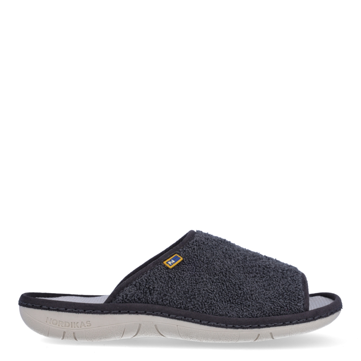 Zapatillas de la marca Nordikas, modelo BOREAL. Exterior de las zapatillas en toalla color gris. Interior de las zapatillas en piel troquelada color blanco. Suela de las zapatillas plana y de goma. Estas zapatillas Nordkias BOREAL te harán disfrutar del comfort de estar en casa, gracias a su tejido y fabricación que brindán comodidad y ligereza.