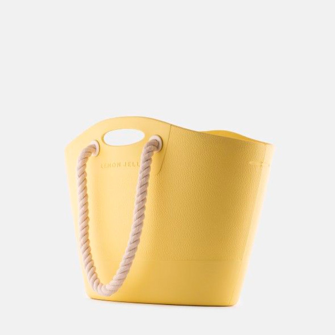 Bolso capazo de la marca Lemon Jelly, modelo SPLASHYBAG. Exterior e interior del bolso elaborado en neopreno color amarillo. Bolso con asa de mano y asa de hombro estilo cuerda. Medidas: alto 31cm y ancho 37cm. Este bolso Lemon Jelly SPLASHYBAG es perfecto para tus looks de temporada. Tiene el diseño y espacio ideal para cargar con todos tus elementos esenciales para un día playero y soleado.