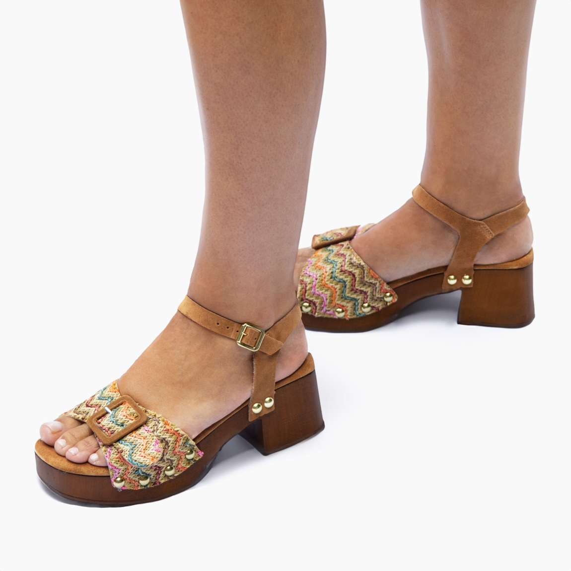 Sandalias de la marca Itse, modelo LARISA. Exterior de las sandalias en rafia multicolor con detalle de hebilla en la pala. Interior de las sandalias en ante color camel. Cierre de las sandalias con hebilla pulsera y tacón de 5cm de altura. Estas sandalias Itse LARISA tienen el diseño y comodidad que necesitas para resaltar tus looks de temporada. No te puede faltar en el armario.