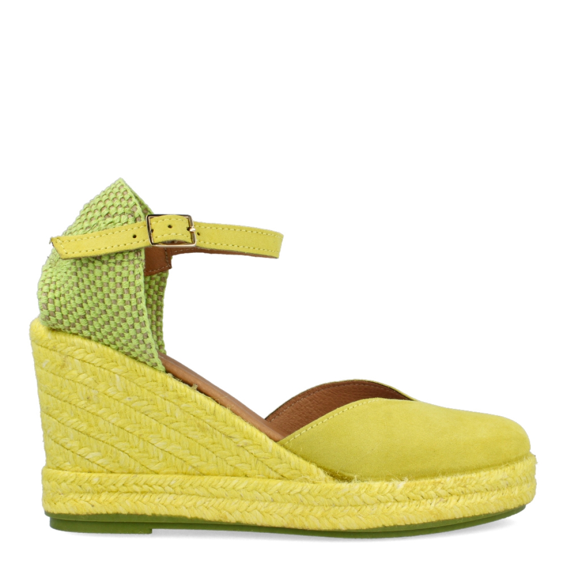 Alpargatas de la marca Itse, modelo CANDE. Exterior de las espardeñas en ante color verde lima. Interior de las espardeñas en piel color camel. Cierre de las espardeñas Itse con hebilla y cuña de 7cm de altura. Estas espardeñas Itse CANDE son una tendencia para esta temporada, podrás crear looks divertidos y llamativos. No te pueden faltar en el armario.