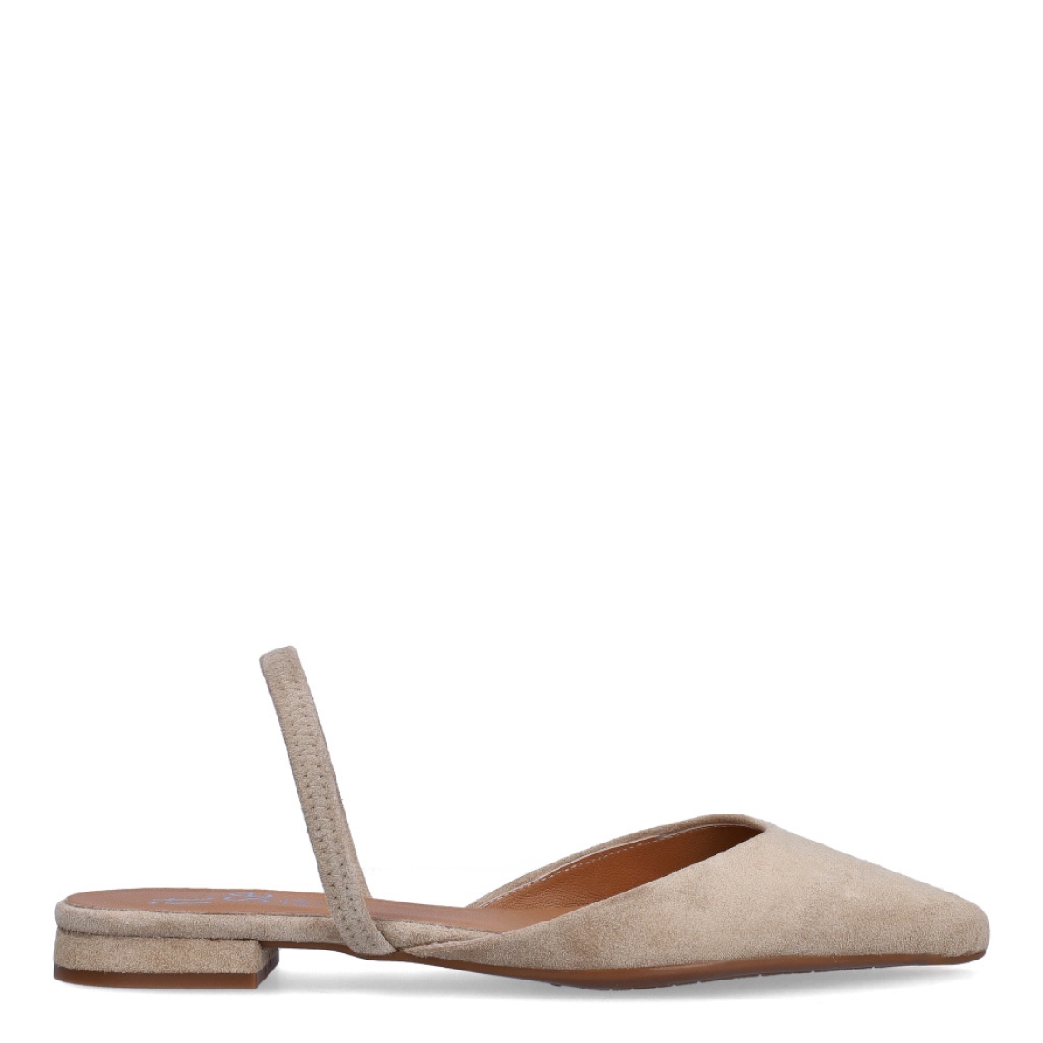 Salones destalonados de la marca Itse, modelo MARYO. Exterior en ante color camel con punta lápiz con tira en pala. Interior en piel color nude. Tacón de 1cm de altura. Estos salones Itse MARYO son unos clásicos, ideales para crear diferentes looks desde la elegancia y comodidad.