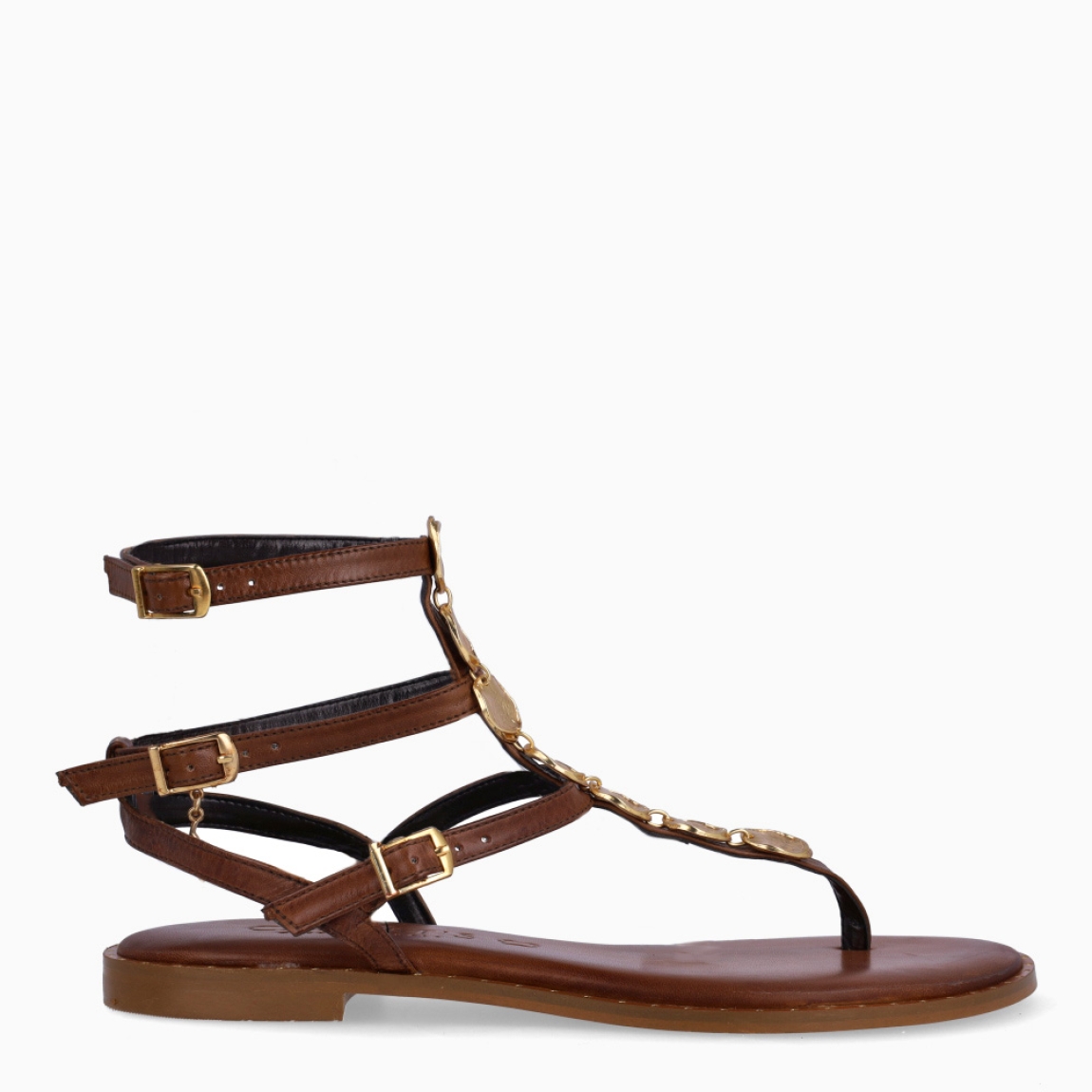 Esclavas de la marca Caryatis, modelo BEATRIZ. Exterior de las sandalias en piel color marrón con detalles en metal dorado en la pala. Cierre de las sandalias con triple hebilla. Estas sandalias Caryatis BEATRIZ, tiene un estilo elegante e innovador, que te hará crear diferentes looks elegantes.