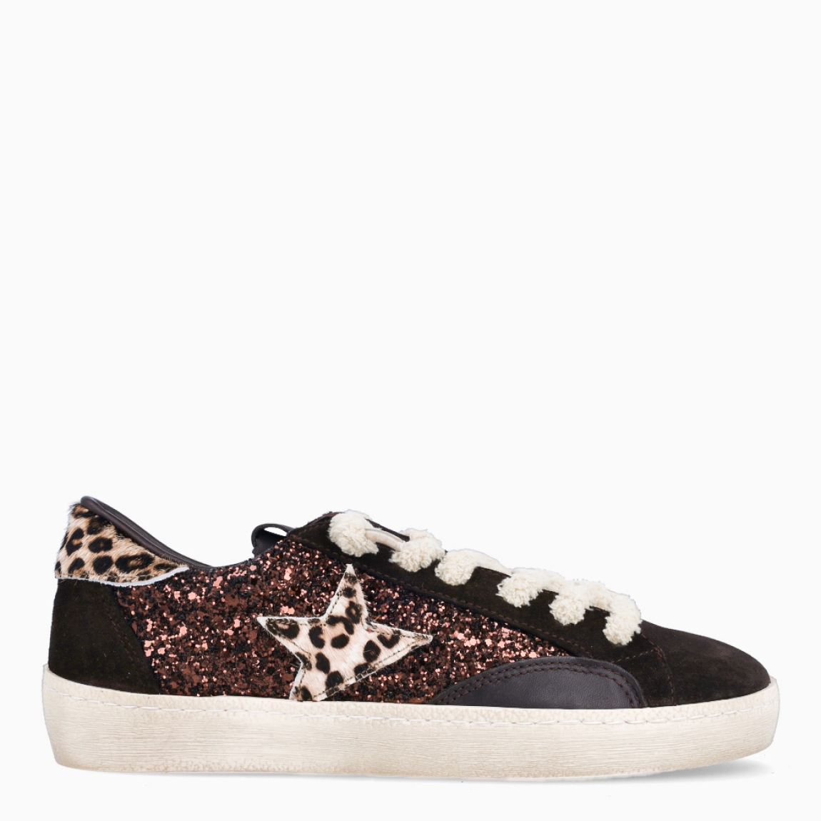 Deportivas de la marca Cetti, modelo STAR. Exterior de las deportivas en piel color marrón oscuro con glitter y logo de marca es animal print. Interior de las deportivas en piel color marrón con plantilla acolchada para máxima comodidad. Cierre de las deportivas con cordones elásticos. Deportivas con plataforma de 3cm de altura. Estas deportivas Cetti STAR tienen el estilo único que necesitas para resaltar a donde vayas!