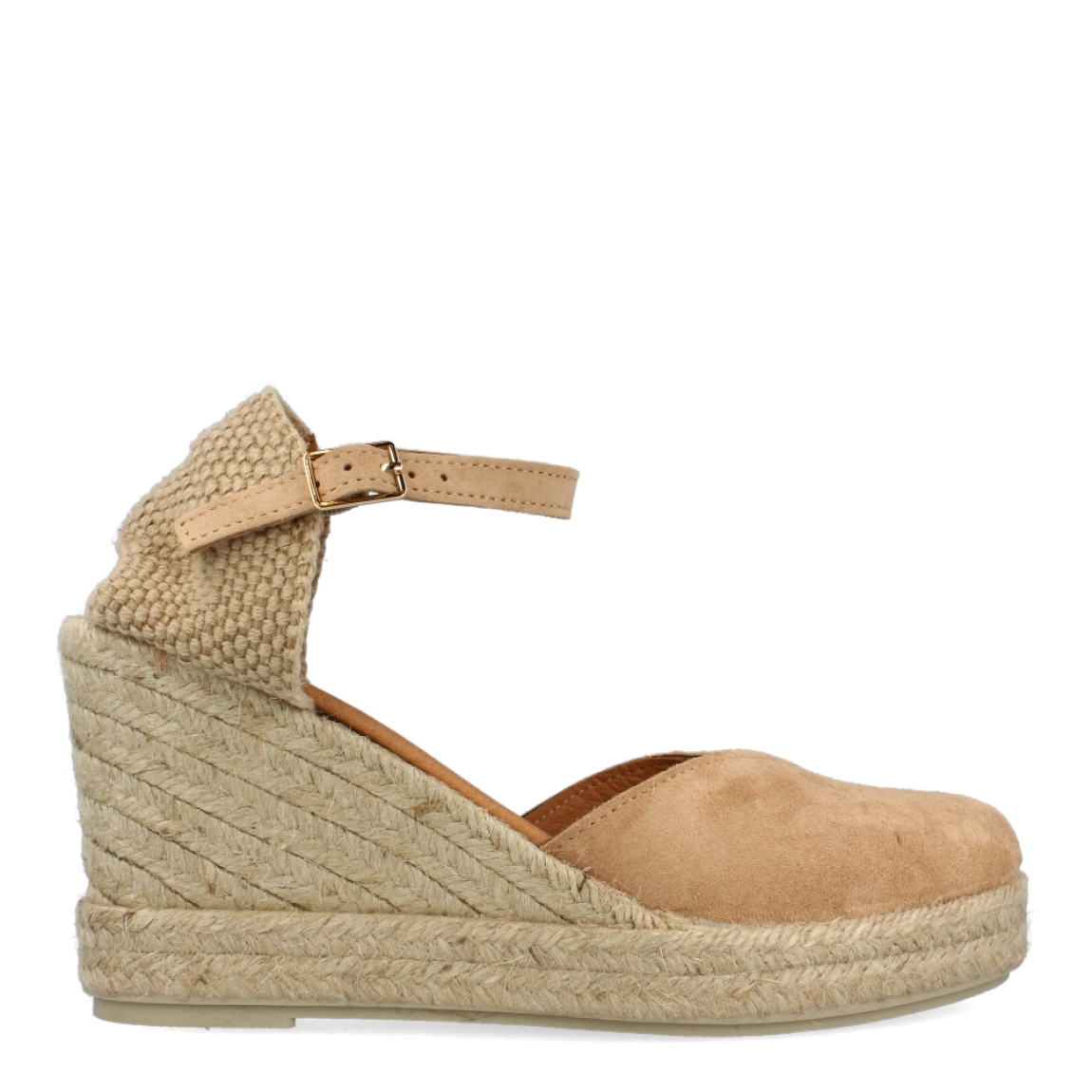 Alpargatas de la marca Itse, modelo CANDE. Exterior de las espardeñas en ante color camel. Interior de las espardeñas en piel color camel. Cierre de las espardeñas con hebilla y cuña de 7cm de altura. Estas espardeñas Itse CANDE son una tendencia de temporada, podrás lucirlas con estilo y comodidad. No te pueden faltar en el armario.