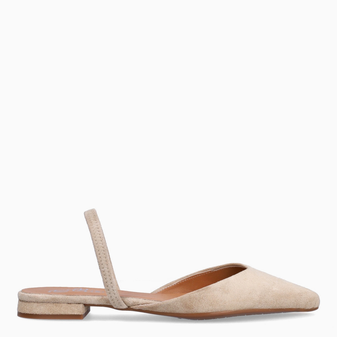 Salones destalonados de la marca Itse, modelo AMBAR. Exterior en ante color camel con punta lápiz con tira en pala. Interior en piel color nude. Tacón de 1cm de altura. Estos salones Itse AMBAR son unos clásicos, ideales para crear diferentes looks desde la elegancia y comodidad.