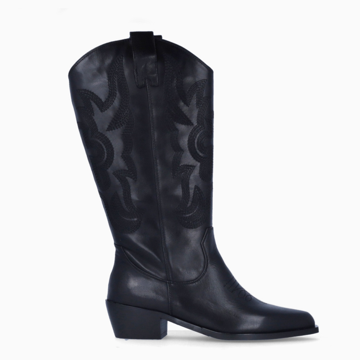 Botas campera de la marca Itse, modelo COSTA. Exterior elaboradas en piel color negro. Interior en piel color negro. Botas Itse con tacón de 4cm. Estas botas Itse COSTA son una tendencia esta temporada, marcarán un estilo único en tus looks!