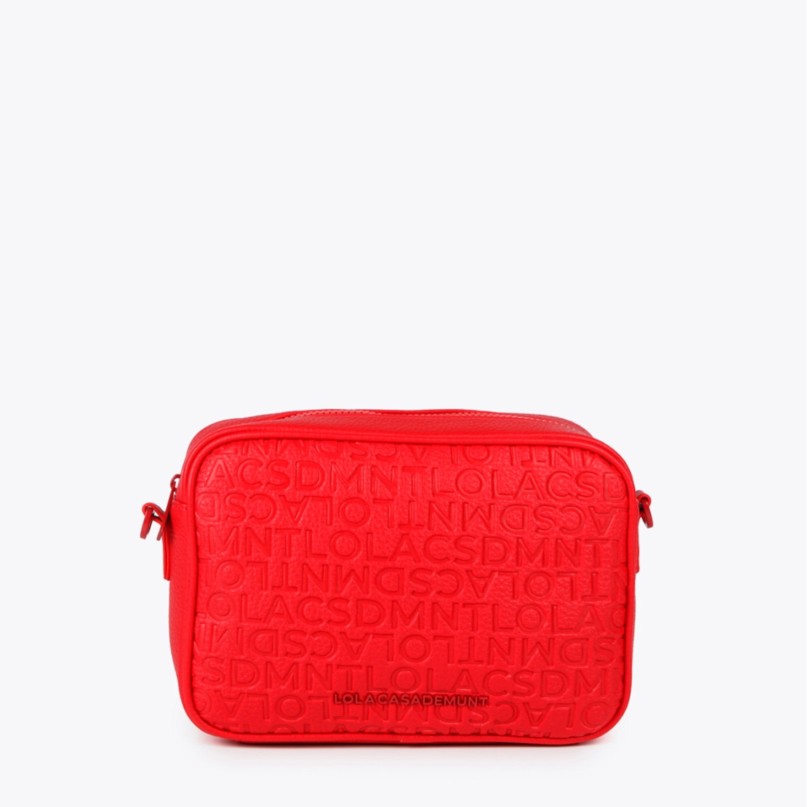 Bolso de la marca Lola Casademunt, modelo GEMMA. Bolso Bandolera con grabado monograma en efecto piel color rojo. Contiene asa bandolera con detalle de logo en strass. Cierre con cremallera.ALTO: 25 cm - LARGO: 17 cm - ANCHO: 8 cm / BANDOLERA: 126 cm