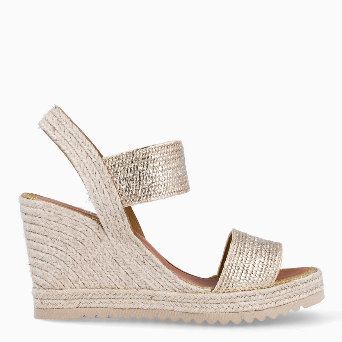 Alpargatas de la marca Casteller, modelo ADA. Exterior de las alpargatas en textil color platino con efecto brillante. Interior de las alpargatas en piel color camel. Alpargatas con cuña de 9cm de altura. Estas alpargatas Casteller ADA son el complemento perfecto para esta temporada. Gracias a su diseño, podrás estilizar tus looks y resaltar entre los demás con las máxima comodidad posible.