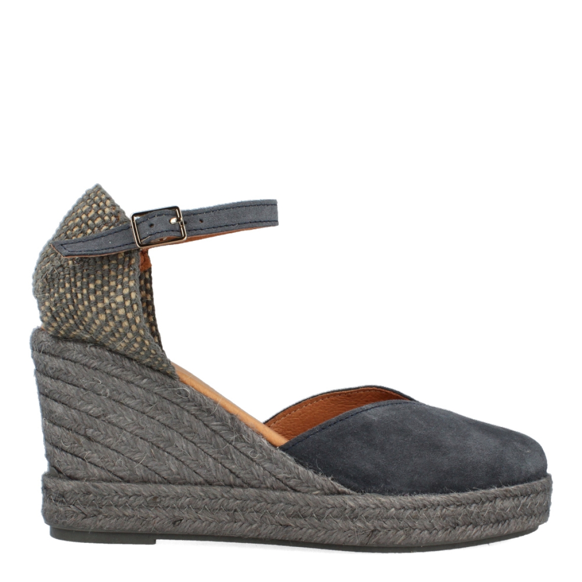 Alpargatas de la marca Itse, modelo CANDE. Exterior de las espardeñas en ante color gris azulado. Interior de las espardeñas en piel color beig. Cierre de las espardeñas Itse con hebilla en el tobillo y cuña de 7cm de altura. Estas espardeñas Itse CANDE tienen el diseño y comodidad que hacen que sea el complemento perfecto para esta temporada, no te puede faltar en el armario.