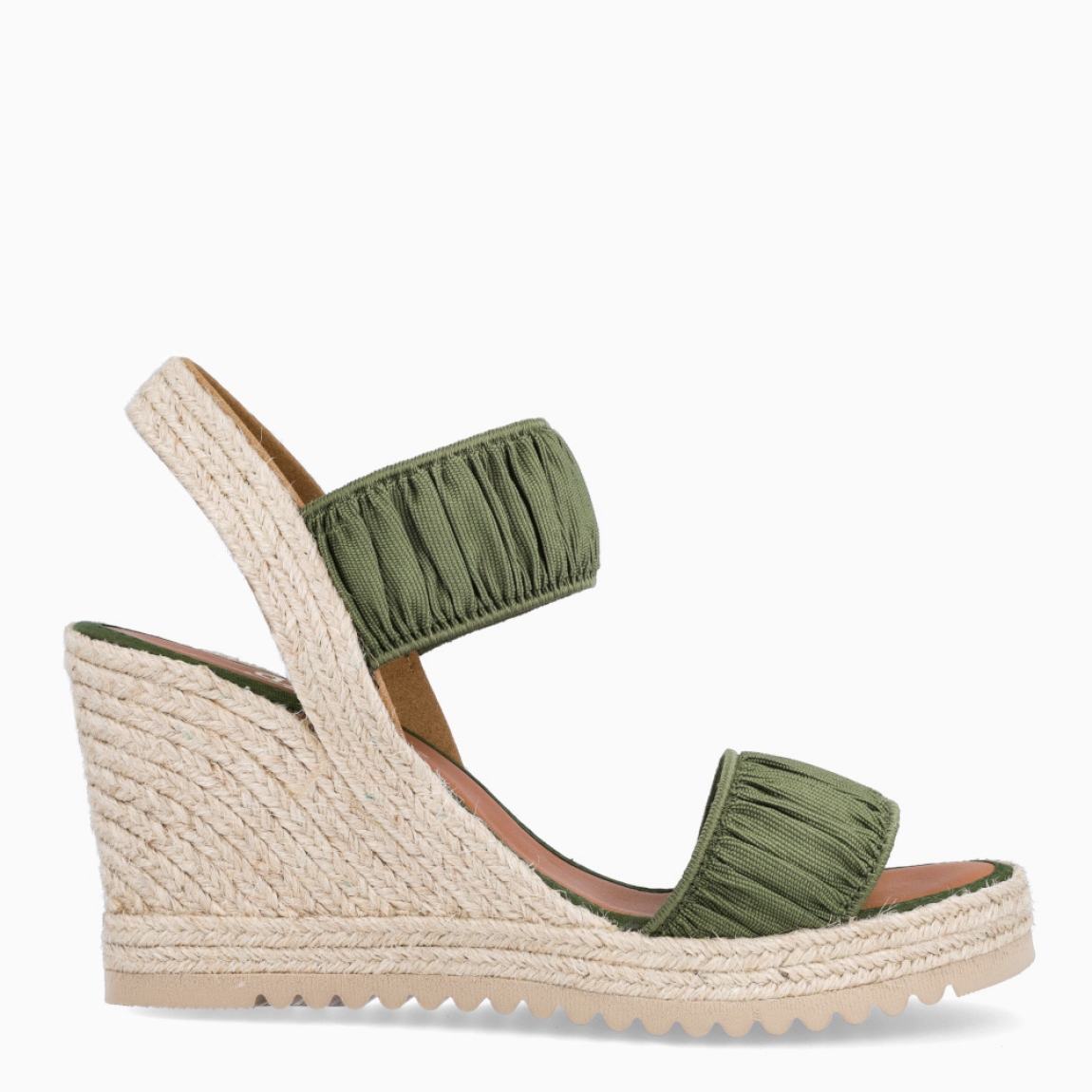 Alpargatas de la marca Casteller, modelo BLUMA. Exterior de las alpargatas en textil con efecto corrugado color verde. Interior de las alpargatas en piel color camel. Alpargatas con cuña de 9cm de altura. Estas alpargatas Casteller BLUMA son una tendencia de temporada. Gracias a su diseño, podrás estilizar tus looks con la máxima comodidad posible.