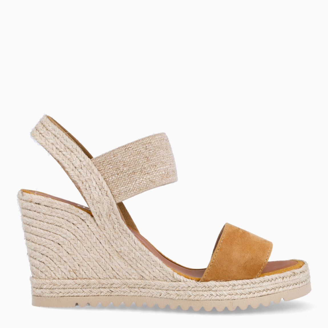 Alpargatas de la marca Casteller, modelo BLUMA. Exterior de las alpargatas en ante color camel y una tira superarior elástica sobre pala. Interior de las alpargatas en piel color camel. Alpargatas con cuña de 9cm de altura. Estas alpargatas Casteller BLUMA son una tendencia de temporada. Gracias a su diseño, podrás estilizar tus looks con la máxima comodidad posible.