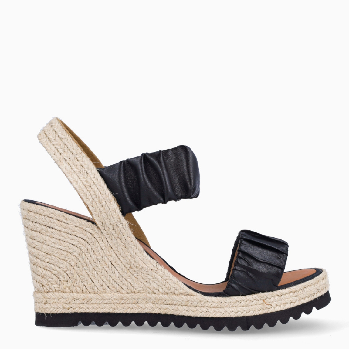 Alpargatas de la marca Casteller, modelo BLUMA. Exterior de las alpargatas en textil con efecto corrugado color negro. Interior de las alpargatas en piel color camel. Alpargatas con cuña de 9cm de altura. Estas alpargatas Casteller BLUMA son una tendencia de temporada. Gracias a su diseño, podrás estilizar tus looks con la máxima comodidad posible.