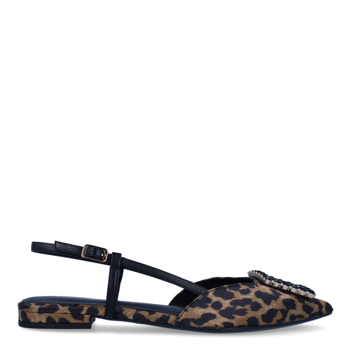 Salones destalonados de la marca Tamaris, modelo LÍA. Exterior en tela animal print con punta lápiz y adorno brillante negro en pala. Interior en piel color negro. Cierre con hebilla en tobillo y suela plana. Estos salones Tamaris LÍA son ideales para elevar tus looks con elegancia y estilo!