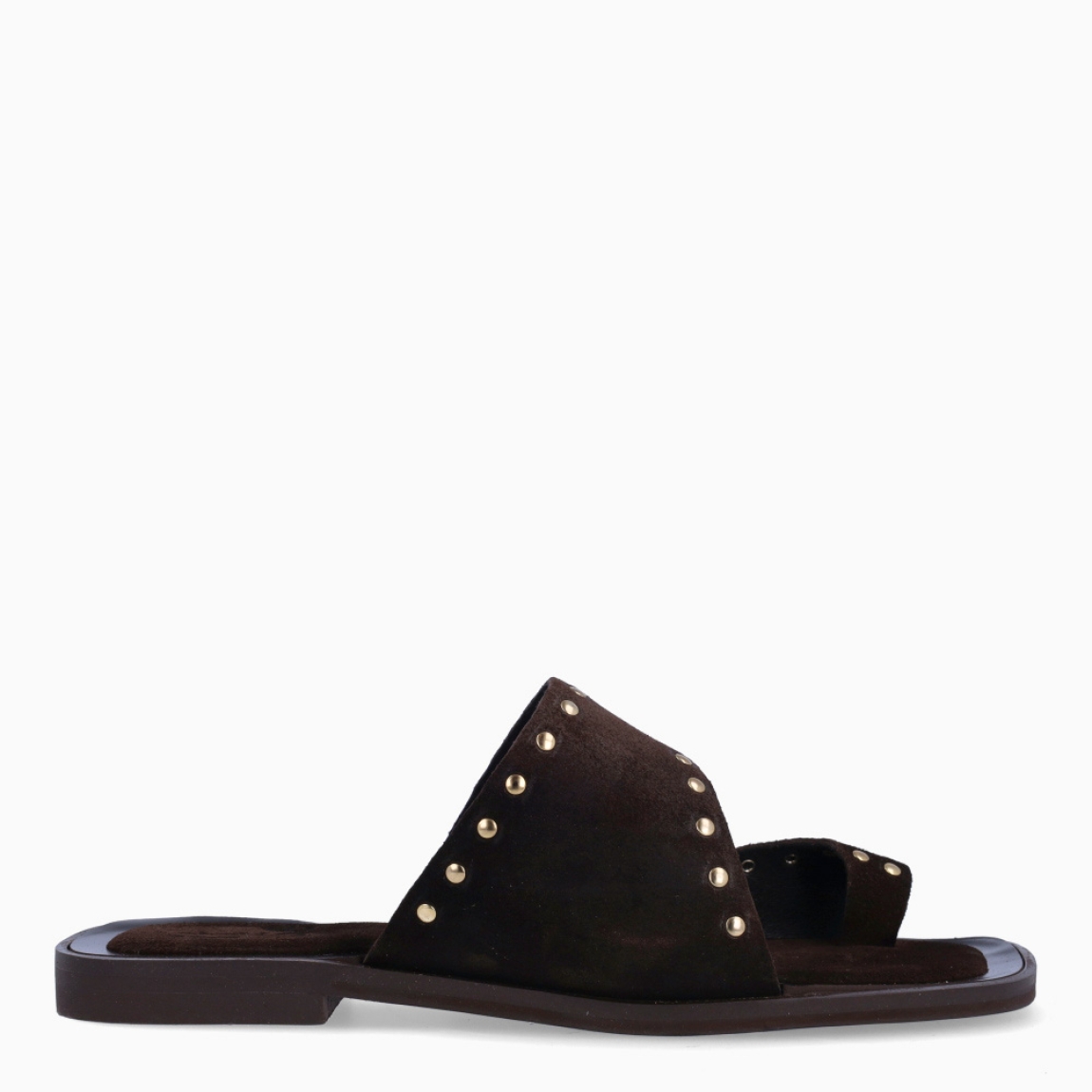 Sandalias de la marca Itse, modelo DYNA. Elaboradas en ante color marrón con tiras cruzadas en pala con detalle de tachuelas doradas. Chanclas con suela plana de goma. Estas sandalias Itse DYNA son un complemento ideal para ti!