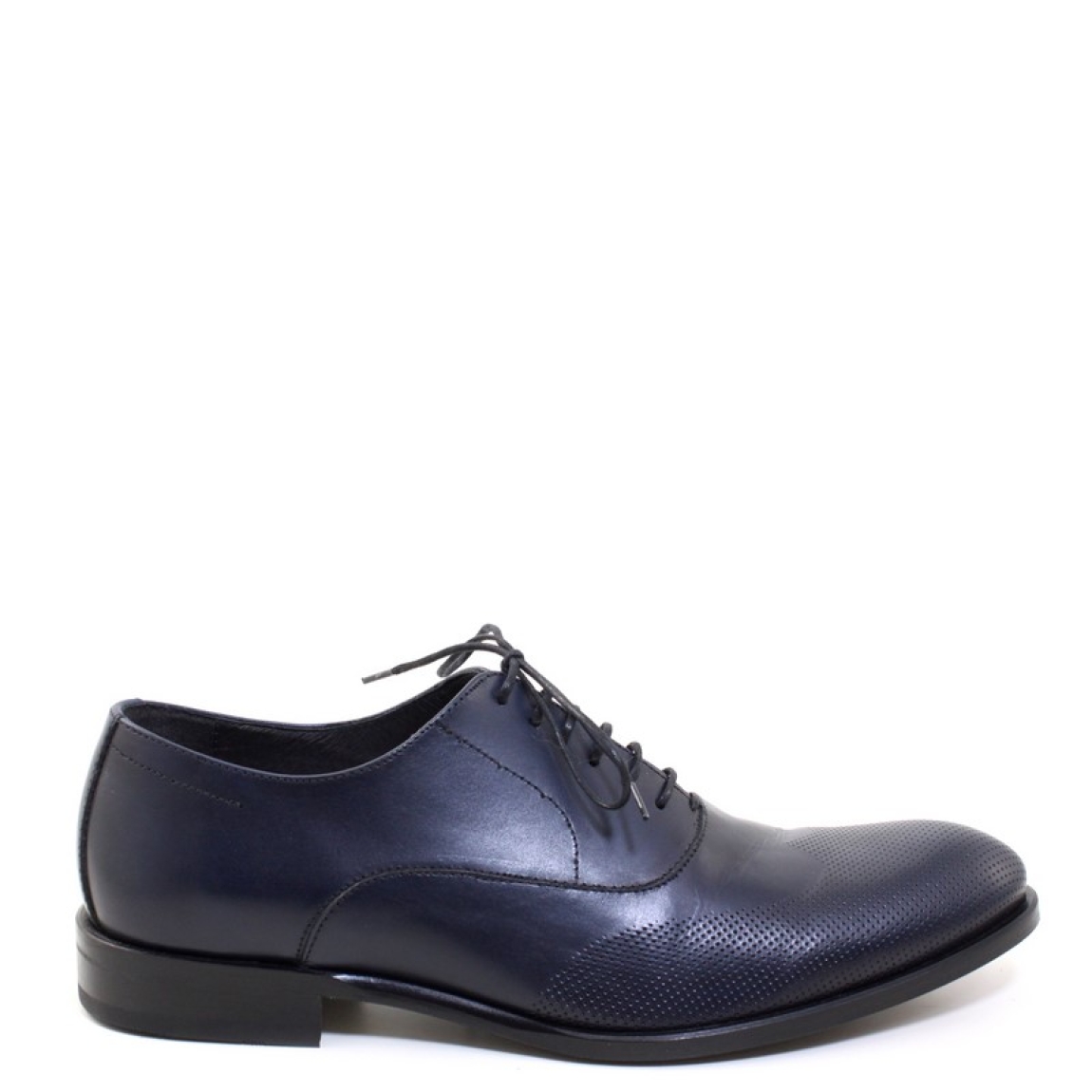 Blucher de la marca Sergio Serrano modelo 2241. Exterior de piel de color marino con cierre de cordones y punta picada. Suela de goma.
