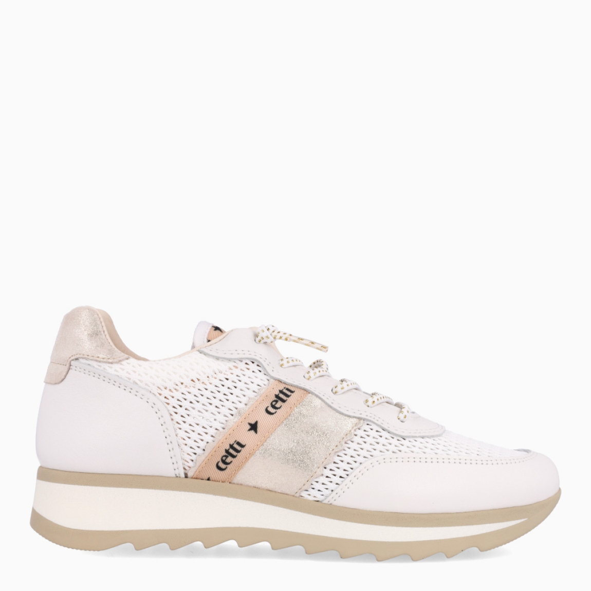 Deportivas de la marca Cetti, modelo 849. Exterior de las deportivas en tela color blanco estilo rejilla con detalle en ante y escarchado. Interior de las deportivas en piel color blanco. Cierre de las deportivas Cetti con cordones elásticos. Deportivas con cuña de 3cm de altura. Estas deportivas Cetti 849 son unas clásicas, con estilo y comodidad que no pueden faltar en tu armario.