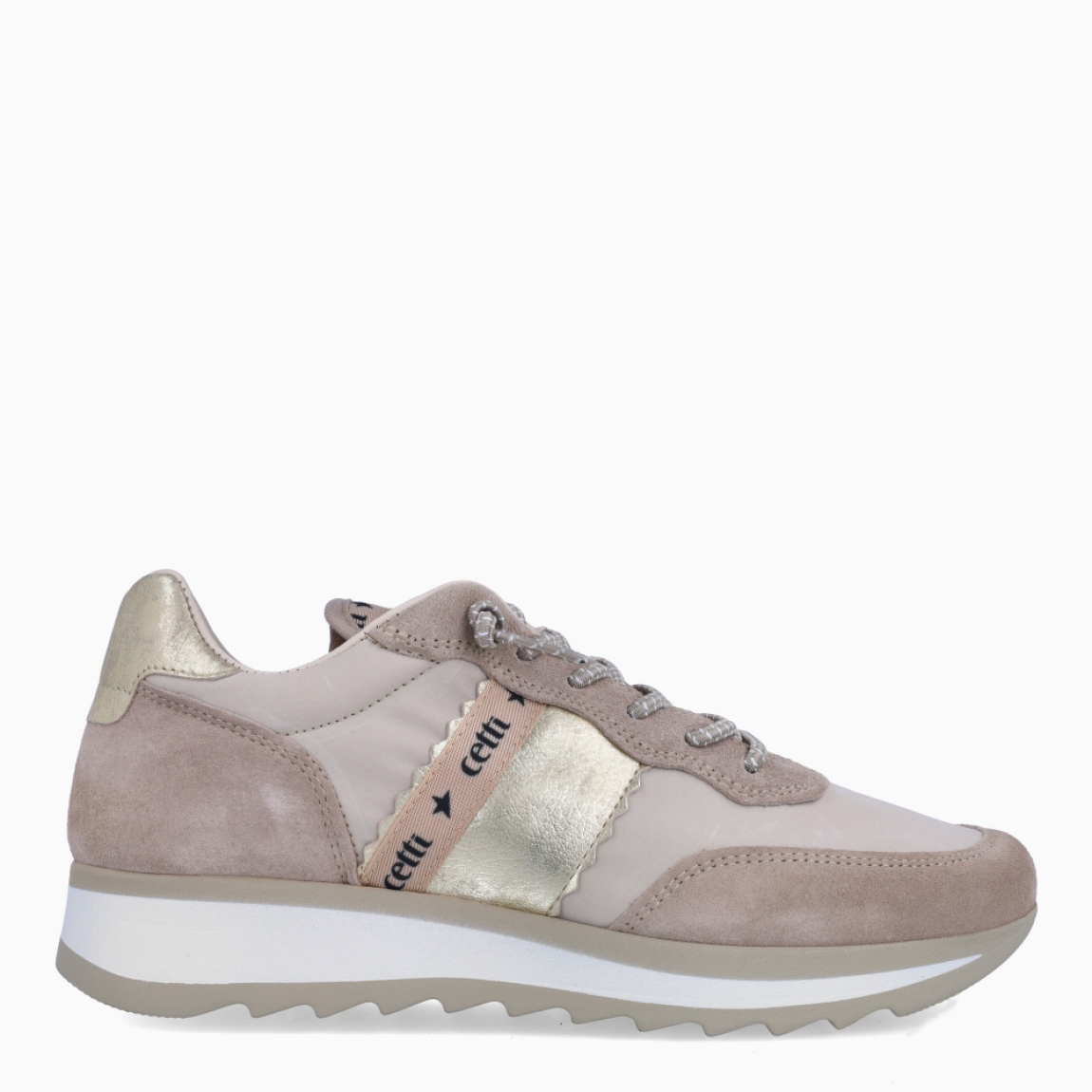 Deportivas de la marca Cetti, modelo C-849. Exterior de las deportivas en naylon color nude con detalle en ante y dorado. Interior de las deportivas en piel color beig. Cierre de las deportivas Cetti con cordones elásticos. Deportivas con cuña de 3cm de altura. Estas deportivas Cetti C-849 son unas clásicas, con estilo y comodidad que no pueden faltar en tu armario.