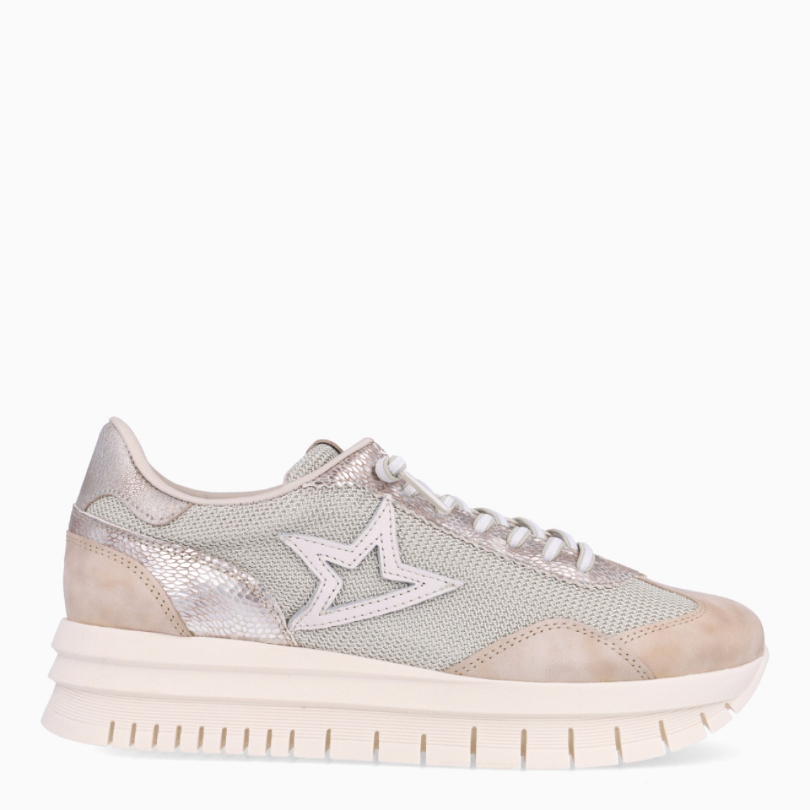 Deportivas de la marca Cetti, modelo MARNE. Exterior en textil color beig con detalle en rejilla. Interior en piel color blanco. Cierre con cordones elásticos. Deportivas con suela de goma dentada y cuña de 4cm de altura. Estas deportivas Cetti MARNE son unas clásicas, ideales en comodidad y estilo!