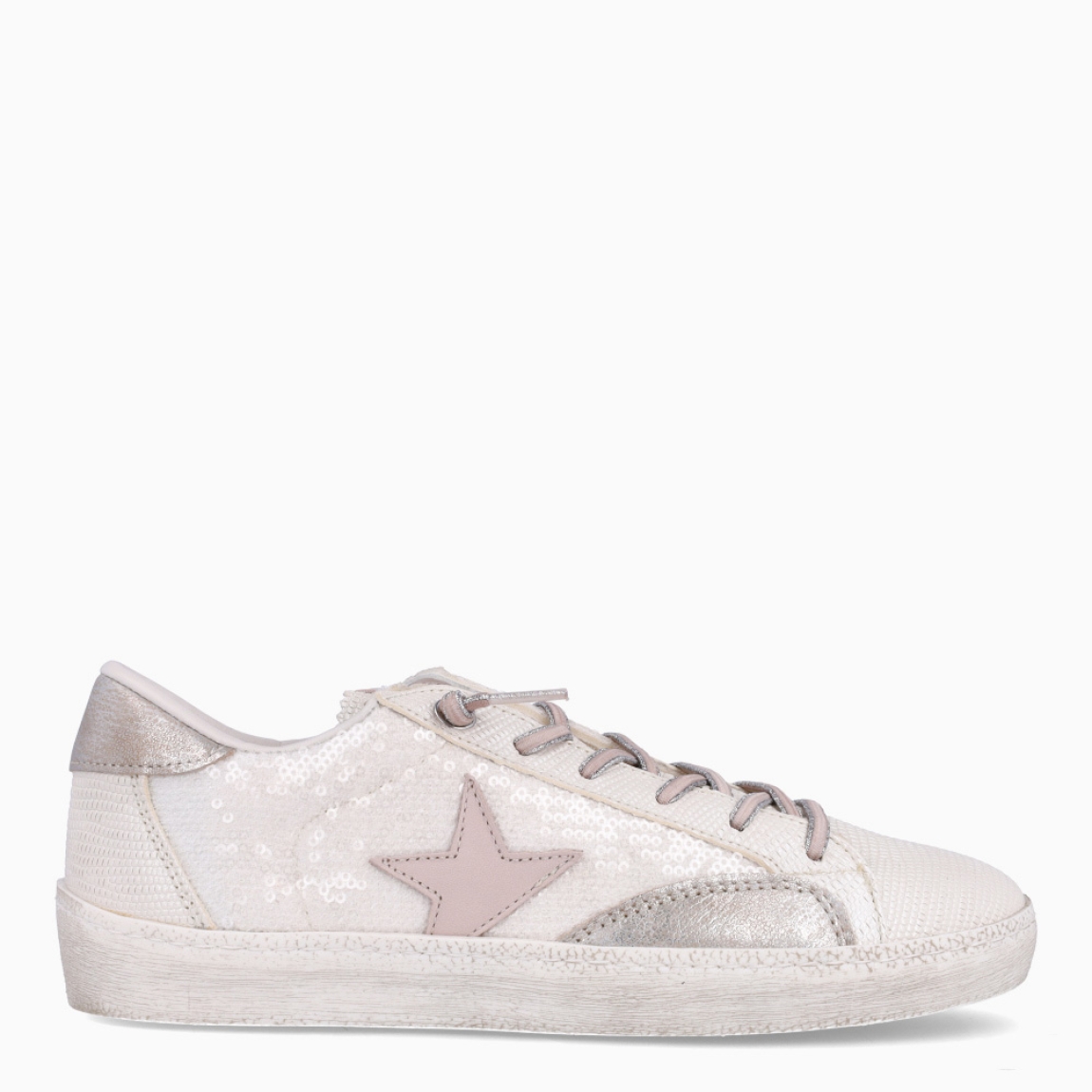 Deportivas de la marca Cetti, modelo STAR. Exterior de las deportivas en piel color blanco con detalles de logo en escarchado y lentejuelas blancas con logo de marca es colo rosa. Interior de las deportivas en piel color blanco con plantilla acolchada para máxima comodidad. Cierre de las deportivas con cordones elásticos color blanco. Deportivas con plataforma de 3cm de altura. Estas deportivas Cetti STAR tienen el estilo único que necesitas para resaltar a donde vayas!