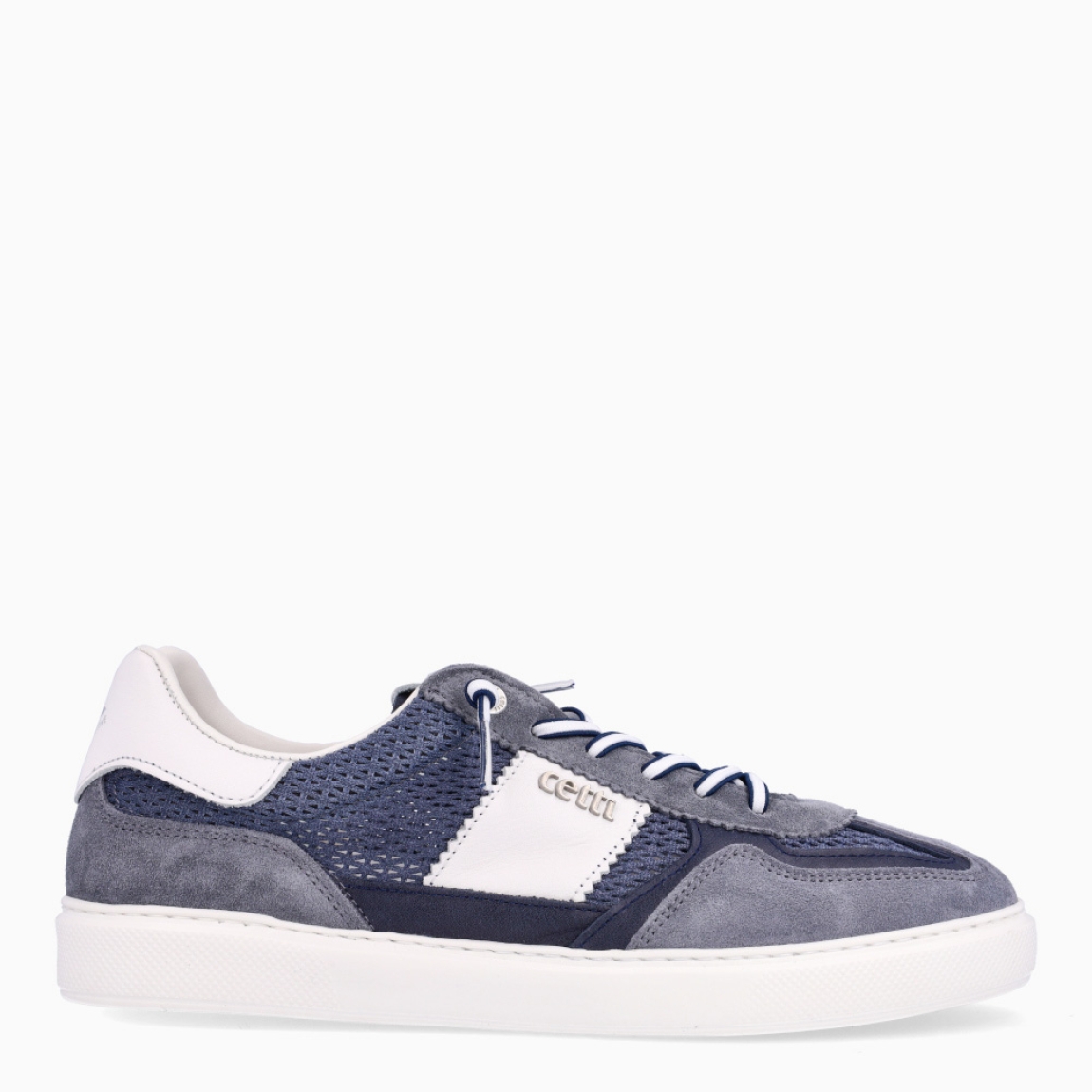 Deportivas de la marca Cetti, modelo C-1395. Exterior de las deportivas en textil color azul estilo rejilla con detalle en ante. Interior de las deportivas en piel color blanco con plantilla acolchada para máxima comodidad. Cierre de las deportivas Cetti con cordones elásticos. Deportivas con suela plana. Estas deportivas Cetti C-1395 son unas clásicas, con estilo y comodidad que no pueden faltar en tu armario.