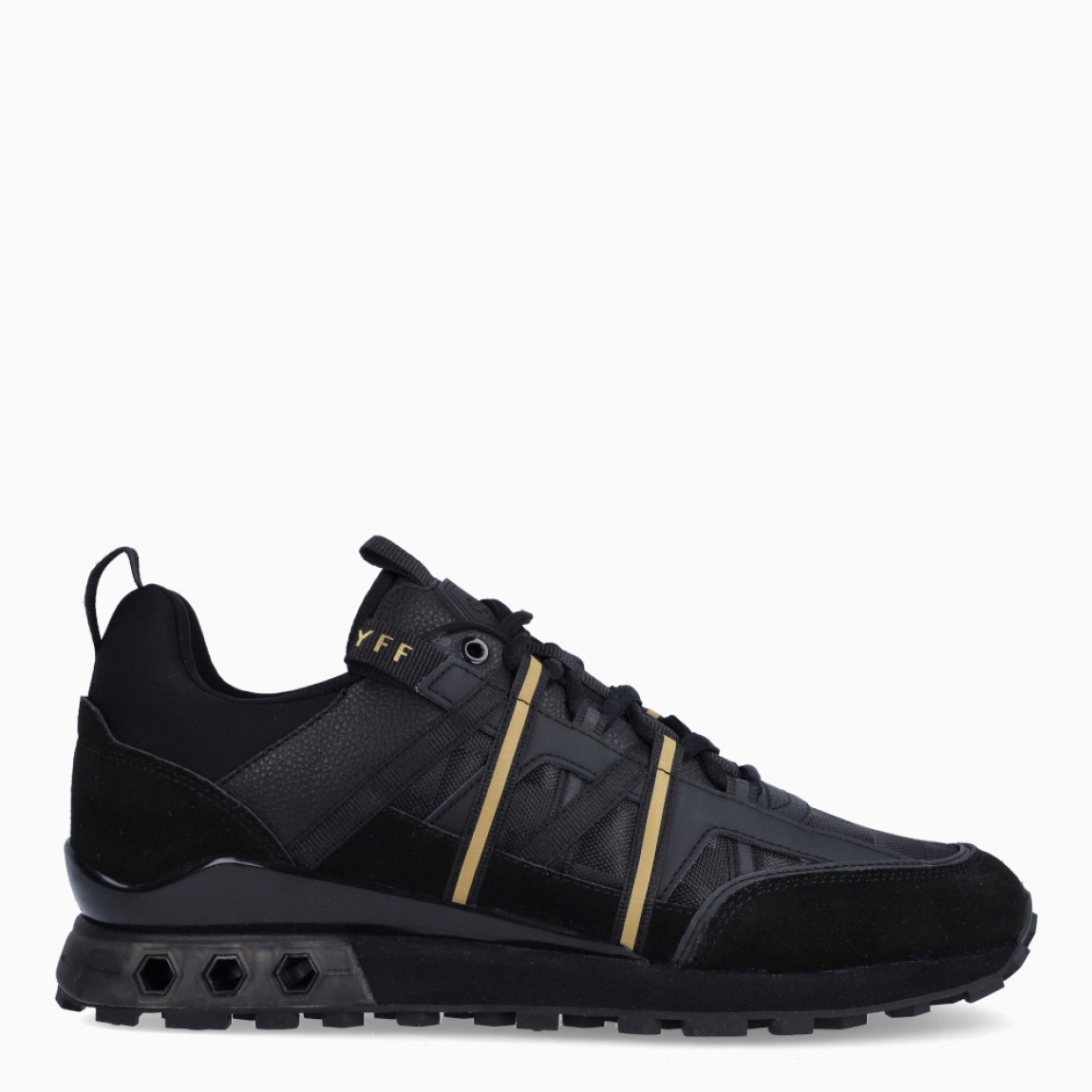 Deportiva de la marca Cruyff, modelo 998. Exterior de la deportiva en naylon de color negro. Interior de la deportiva en textil de color negro. Cierre de la deportiva con cordones. Suela de goma dentada de 2 cm. Los tubos hexagonales color dorado son diseñados para permitir la entrada de aire a la parte posterior de la zapatilla, proporcionando un extra de soporte al pie. Plantilla muy cómoda, acolchada para garantizar el máximo confort. La deportiva Cruyff 998 es una nueva y exclusiva technología de Cruyff que mejora el rendimiento gracias a una mayor amortiguación.