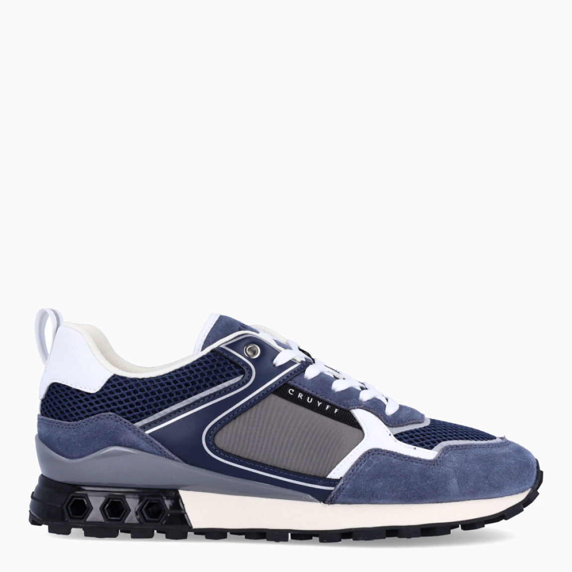 Deportiva de la marca Cruyff, modelo 261. Exterior de la deportiva en nylon de color azul marino con detalles en rejilla y ante. Interior de la deportiva en textil de color blanco Cierre de la deportiva con cordones blancos. Suela de goma plana. Plantilla muy cómoda, acolchada para garantizar el máximo confort. La deportiva Cruyff 261 es una nueva y exclusiva technología de Cruyff que mejora el rendimiento gracias a una mayor amortiguación.