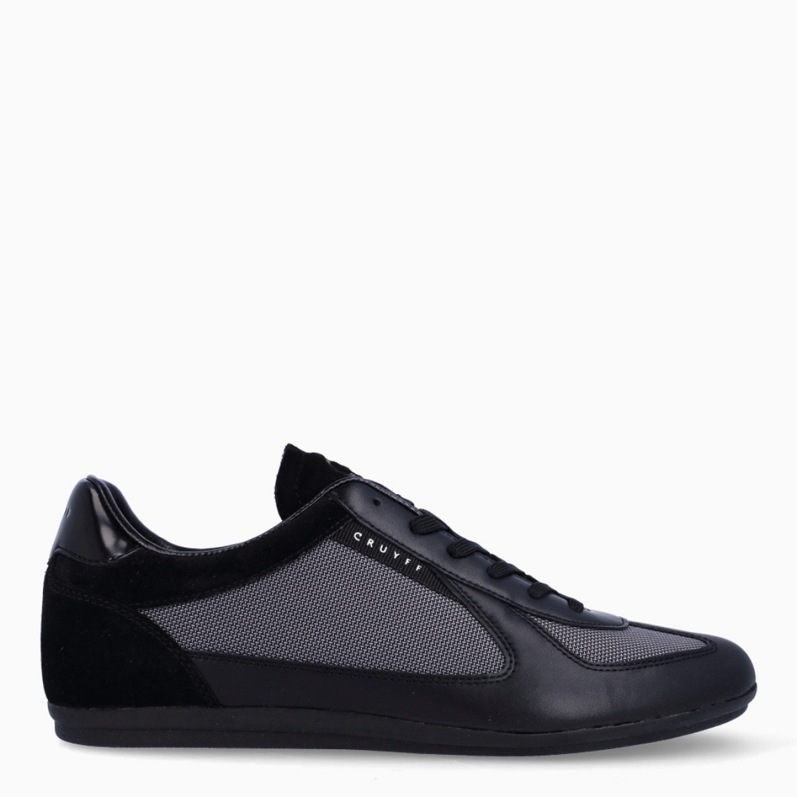 Deportiva de la marca Cruyff, modelo 202. Exterior de la deportiva en nylon de color negro con detalle en efecto rejilla. Interior de la deportiva en textil de color negro. Cierre de la deportiva con cordones. Suela de goma plana. Plantilla muy cómoda, acolchada para garantizar el máximo confort. La deportiva Cruyff 202 de Cruyff es un complemento clásico para llevar en tu día a día!