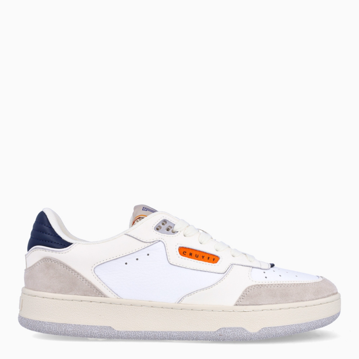 Deportiva de la marca Cruyff, modelo 0146. Exterior de la deportiva en piel color blanco con detalle en ante gris. Interior de la deportiva en textil de color blanco. Cierre de la deportiva con cordones. Suela de goma plano. Plantilla muy cómoda, acolchada para garantizar el máximo confort. La deportiva Cruyff 0146 es una nueva y exclusiva technología de Cruyff que mejora el rendimiento gracias a una mayor amortiguación.