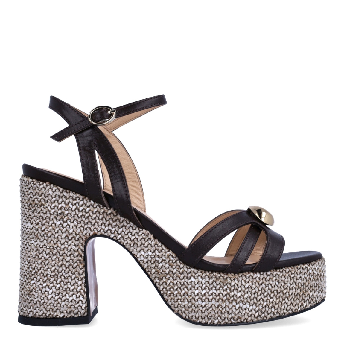 Sandalias de la marca Itse, modelo HEBI. Exterior en piel color marrón con tiras cruzadas y detalle de adorno dorado en centro de pala. Interior en piel color nude. Cierre con hebilla en tobillo y tacón en piel trenzada tonalidad marrón de 7cm de altura. Estas sandalias Itse HEBI son ideales para estilizar cualquier look!