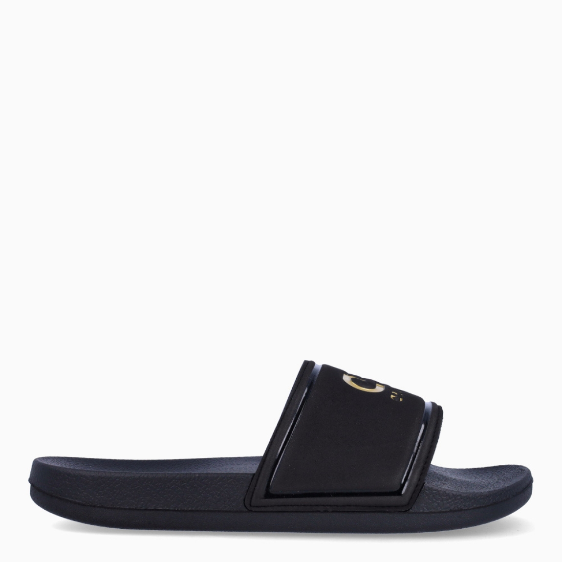 Chaclas clásicas de la marca Camper, modelo C60. Exterior en neopreno color negro con detalle de estampado de logo en dorado sobre pala. Suela de goma plana. Estas chanclas Camper C60 son un complemento ideal para disfrutar de la comodidad al caminar.